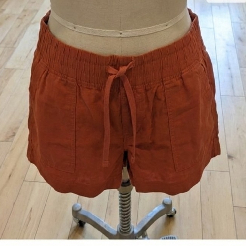 DENVER HAYES - Rust coloured linen blend shorts